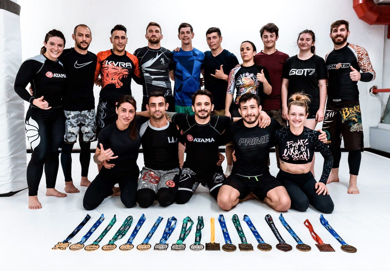 Equipo de Positive Jiu Jitsu con las medallas de un torneo